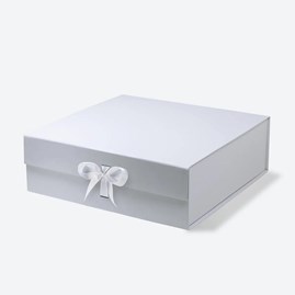 Białe pudełko magnetyczne 305×305×102 mm ze wstążką