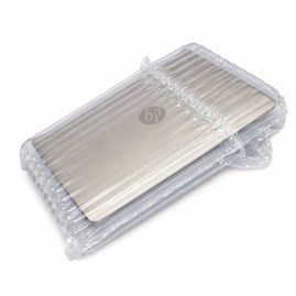 Laptop zabezpieczony w torbie powietrznej AirBag Cover – amortyzujące opakowanie ochronne do transportu