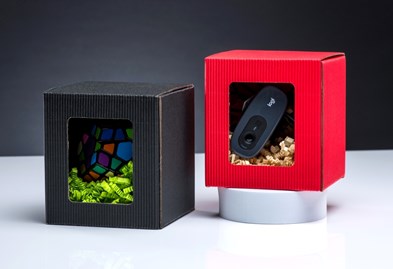 Czerwony karton na kubek 105x105x112mm z okienkiem karbowany