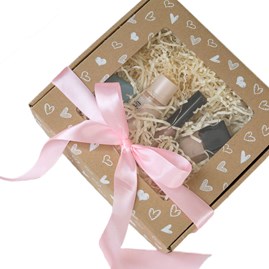 Pudełko ozdobne z oknem, brąz w białe serduszka 200x200x50mm