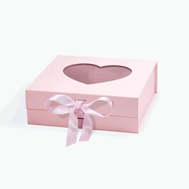pudelko-magnetyczne-a5-rozowe-z-wstazka-okienko-serduszko-235x235x80.jpg