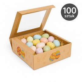 Paleta/duży karton zbiorczy z ok. 100 sztukami; część pudełek złożona i ustawiona frontem, widoczne okienka i nadruk.