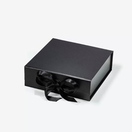 Czarne kwadratowe pudełko magnetyczne 175×175×60 mm ze wstążką