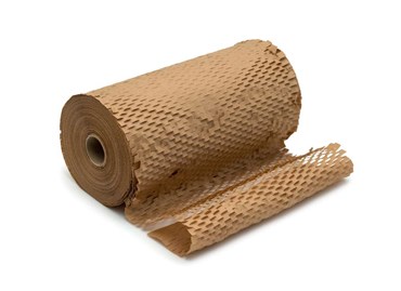 Kraftowy papier nacinany - leżąca rolka