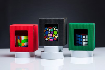 Czerwony karton na kubek 105x105x112mm z okienkiem karbowany