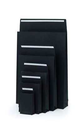 Czarna koperta kartonowa