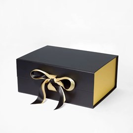 Czarne pudełko magnetyczne 235×170×100 mm ze złotym wnętrzem i satynową wstążką