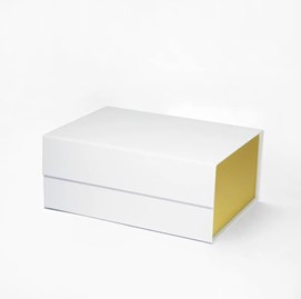 Białe pudełko magnetyczne 235×170×100 mm ze złotym wnętrzem i satynową wstążką