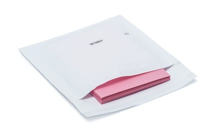 Biała, papierowa koperta z wypełnieniem bąbelkowym/pęcherzykowym/powietrznym z paskiem samoklejącym spersonalizowana dla płyt CD
