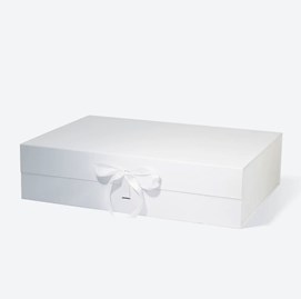 Białe pudełko magnetyczne XXL Medium 600×440×152 mm z ozdobną satynową wstążką i zamknięciem magnetycznym z połowiczną klapą.