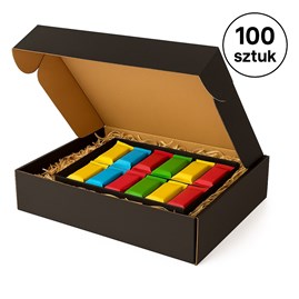 Paleta lub duży karton z 100 czarnymi pudełkami, kilka rozłożonych na wierzchu.