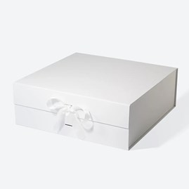Białe pudełko magnetyczne 350×350×125 mm ze wstążką