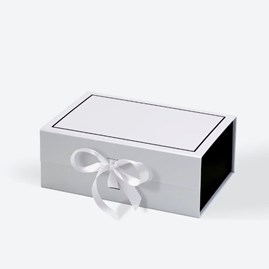 Białe pudełko magnetyczne 235×170×100 mm z czarnym obrzeżem i satynową wstążką